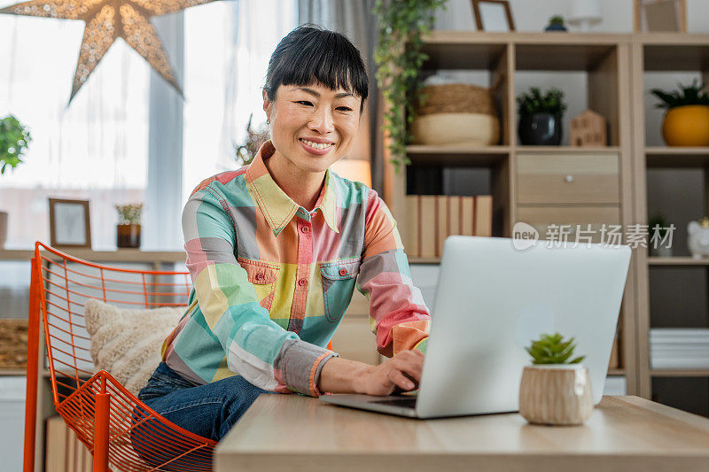 一个女人在家里用笔记本电脑工作