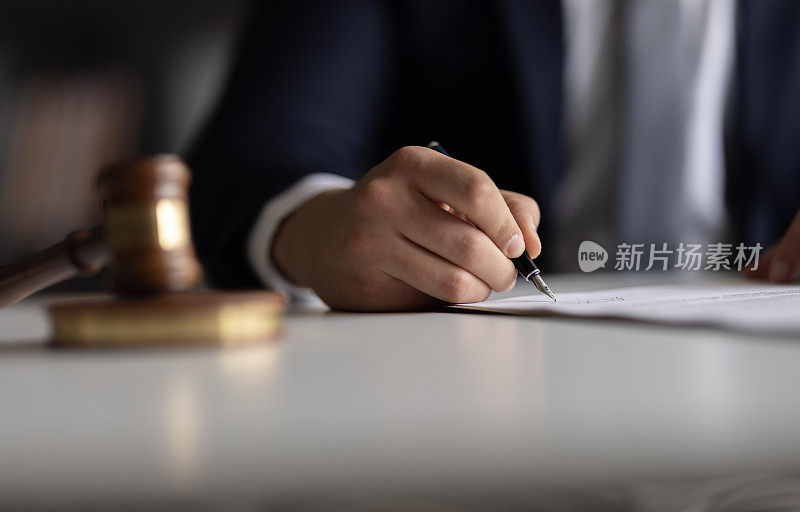 法官或法律顾问审阅和签署法律文件的律师。