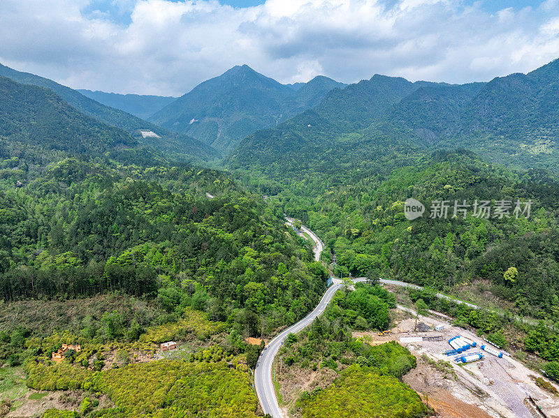 河边蜿蜒山路的航拍照片