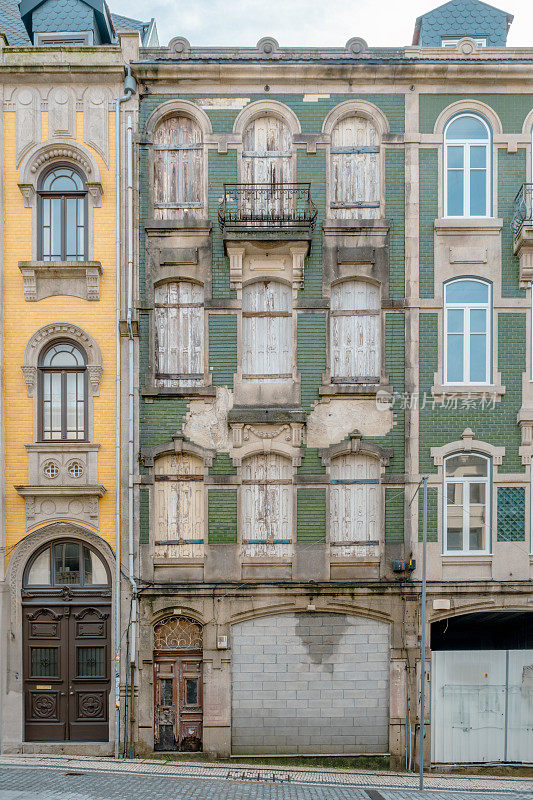 波尔图市中心典型的彩色建筑立面。传统城市历史中心建筑。旅游和葡萄牙古迹。