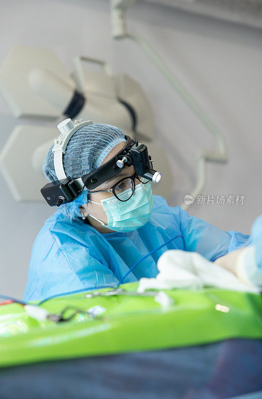 整形外科医生在妇女的乳房上做手术。