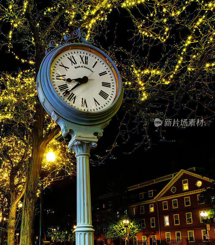 哈佛广场上的夜钟——哈佛庭院——马萨诸塞州剑桥