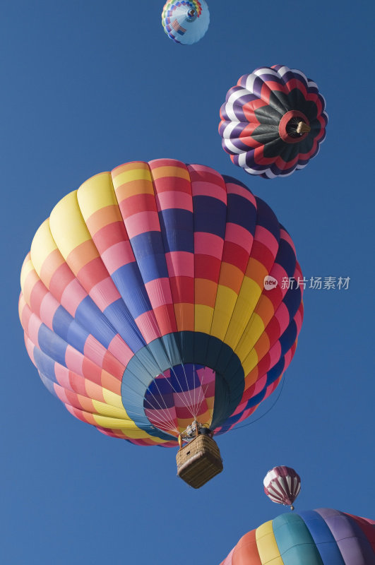 彩色的热气球在头顶上起飞