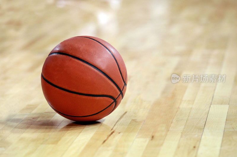 篮球在硬木地板上