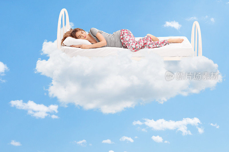 在云里的一张舒适的床上睡觉的女人