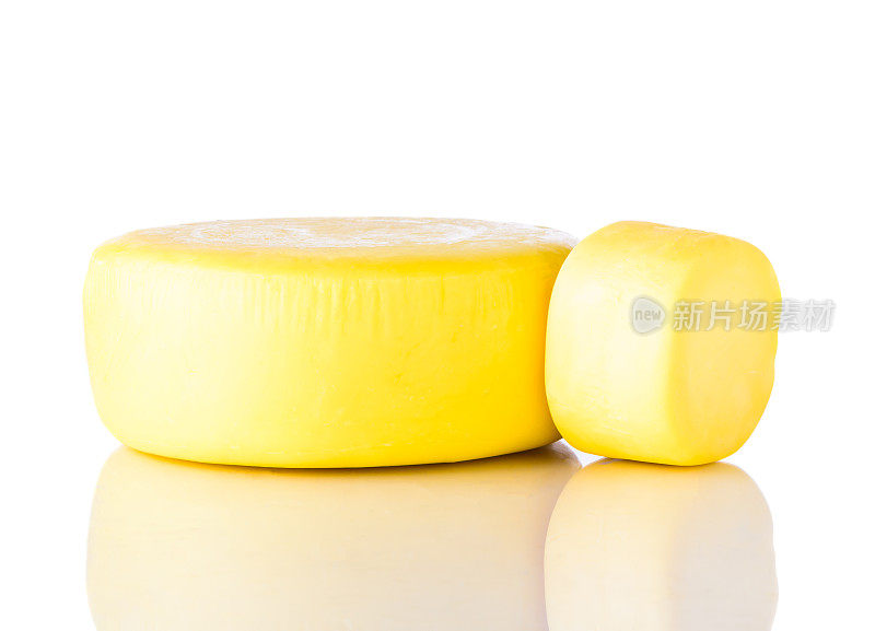 黄色车轮喀什卡瓦尔奶酪在白色的背景