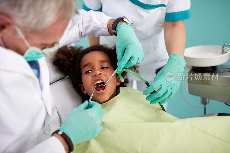 有个孩子正在检查牙齿