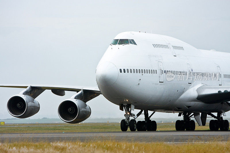 白色波音747大型喷气式飞机在跑道上