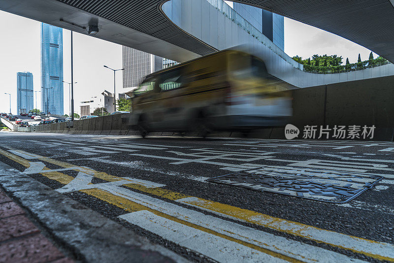 香港，白天在高架桥上行驶的车辆
