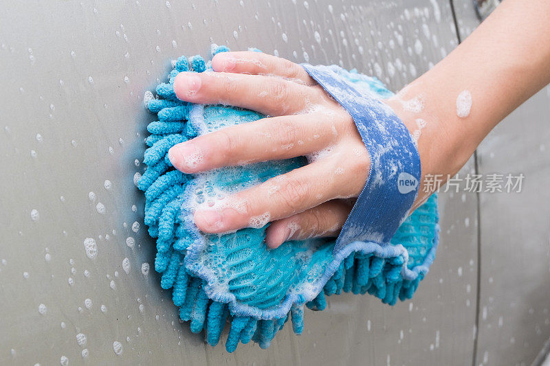 男性用蓝色海绵和泡沫(泡沫)洗手洗车