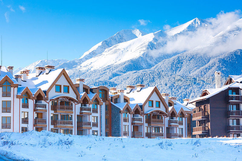 房子和雪山全景在保加利亚的滑雪胜地班斯科