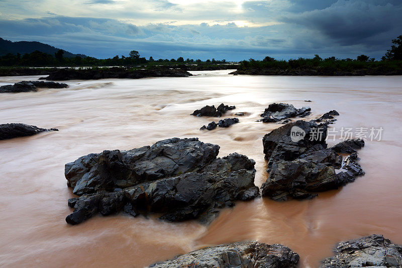 老挝南部的颂蓬米特瀑布