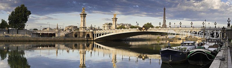 河流穿过巴黎的亚历山大三世桥和埃菲尔铁塔