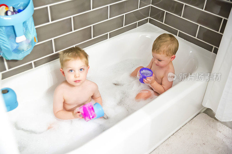 两个年轻的白种兄弟正在泡泡浴的真实情况