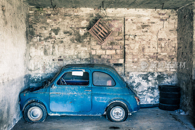 旧菲亚特Cinquecento在一个车库，意大利车
