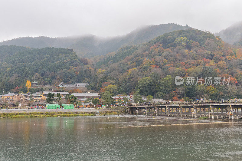 日本京都的直月桥，秋叶中