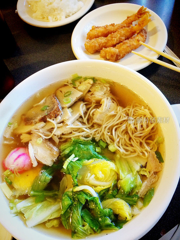 夏威夷思敏汤配天妇罗鸡和鱼饼