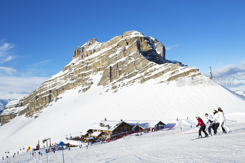 在山坡上滑雪