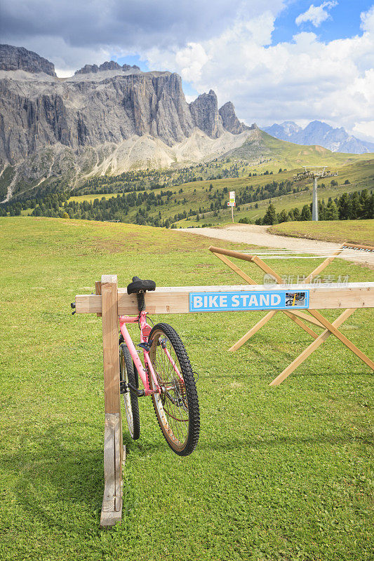 与Sella集团在Dolomites的山地自行车架