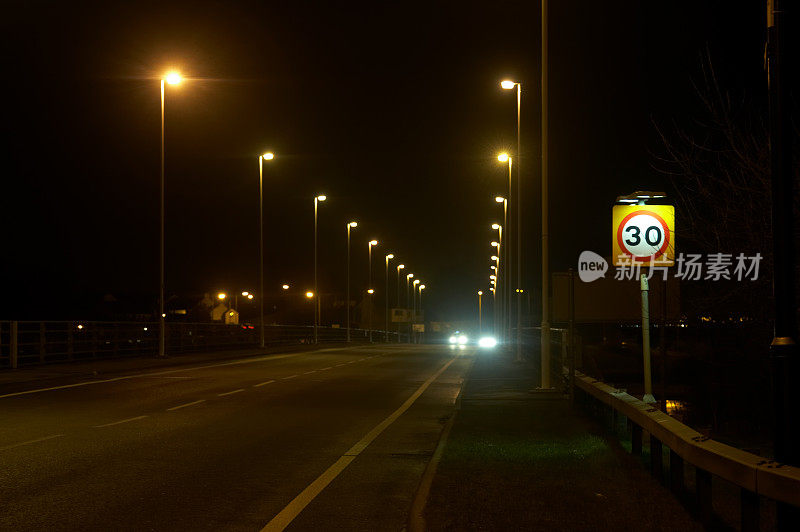夜间路桥前灯接近