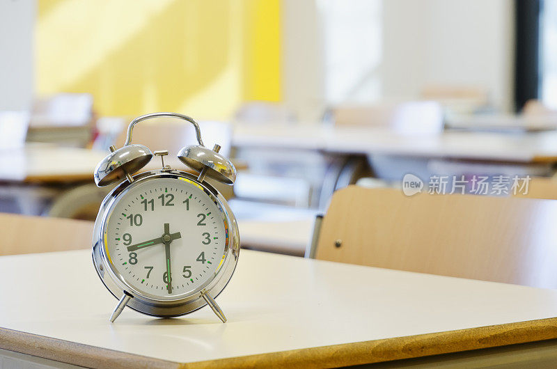 闹钟在教室的桌子上
