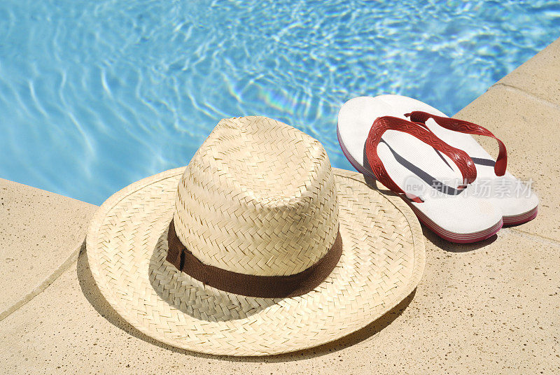 游泳池边的太阳帽和凉鞋