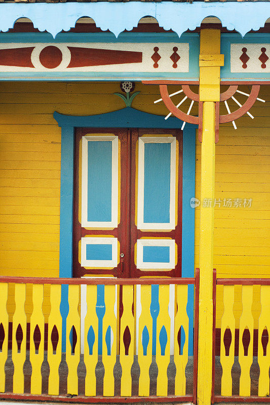 彩色装饰门廊与油漆栏杆和门，墨西哥风格