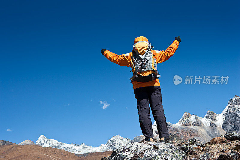 俯瞰喜马拉雅山的女性徒步旅行者