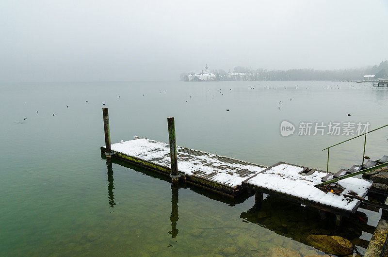 特朗湖宁静的冬季景色