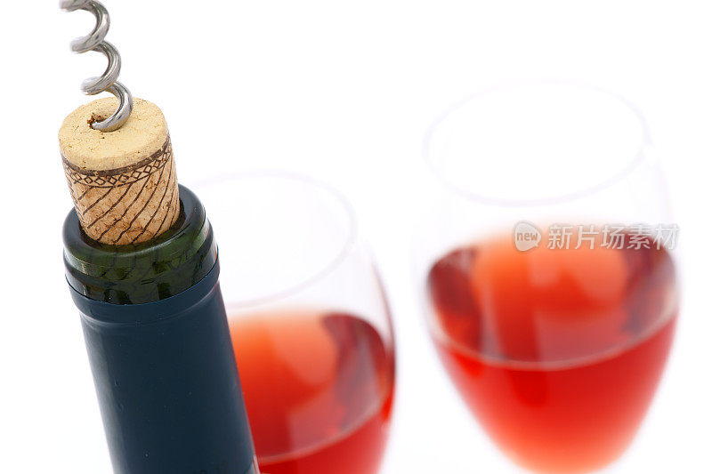 葡萄酒瓶和两个玻璃杯