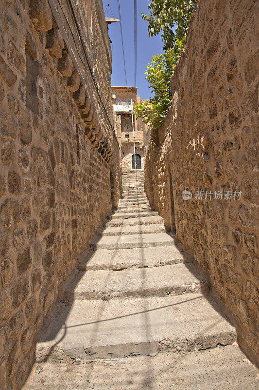 土耳其mardin石屋之间狭窄的街道
