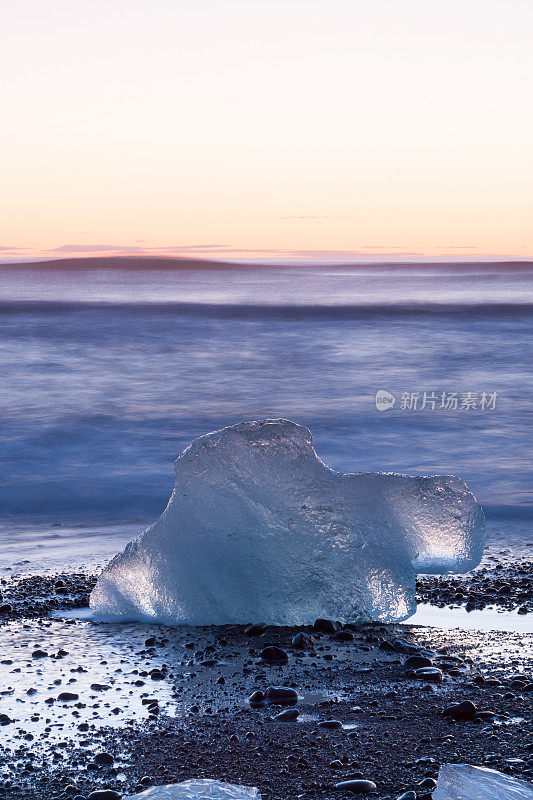 冰岛Jokulsarlon海滩上的冰山