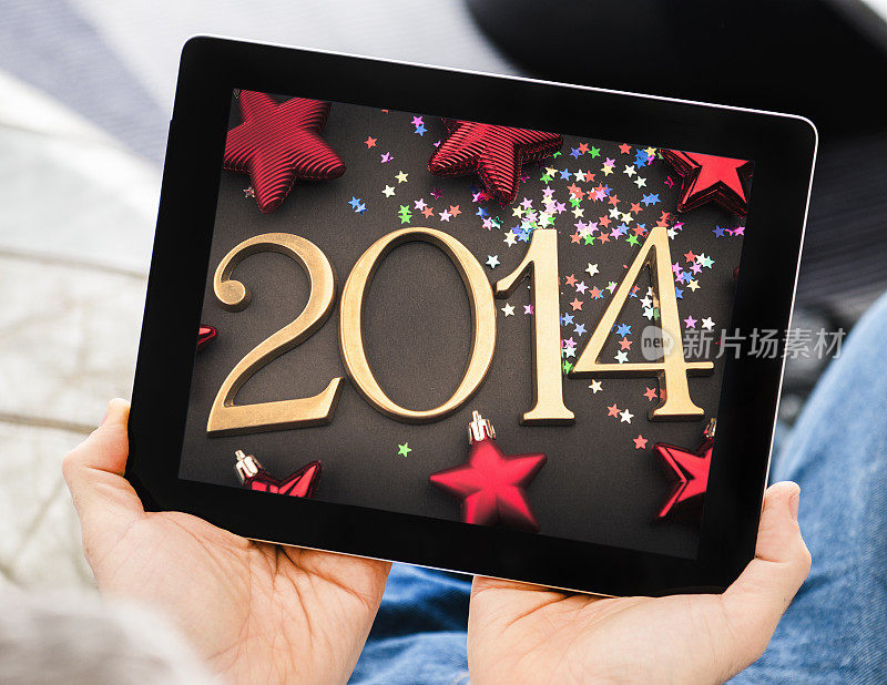 手持数码平板电脑的男子迎接2014年新年