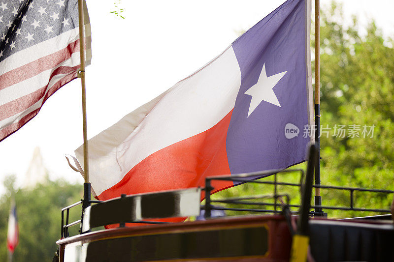 德克萨斯和美国国旗在微风中飘扬。
