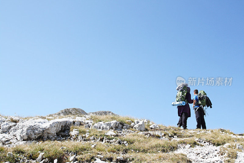 徒步旅行者要去山顶