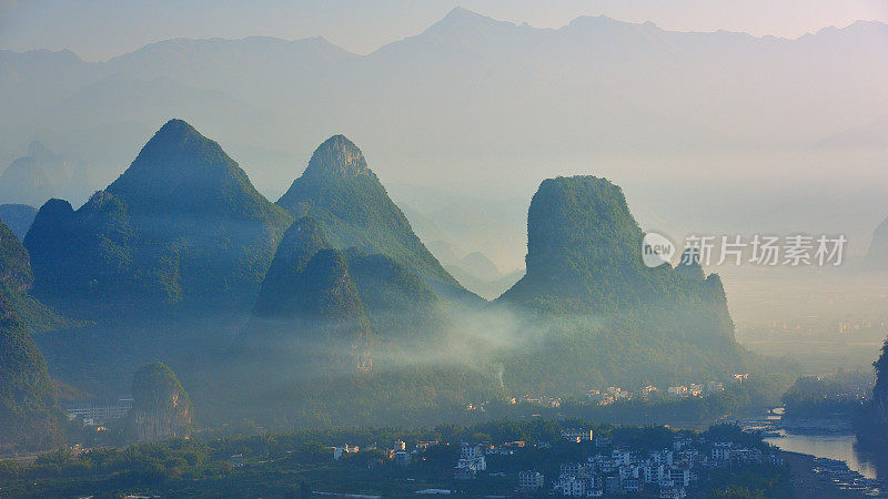 山丘和村