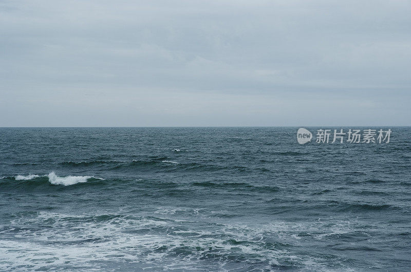 暴风雨前的大海