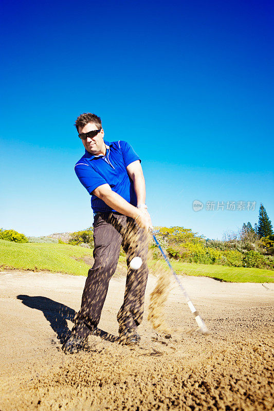 应该做的!高尔夫球手在沙坑外击球