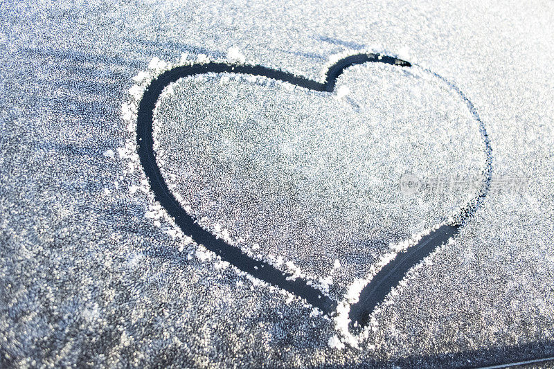 爱情的心画在雪的火花尘埃里，微距拍摄