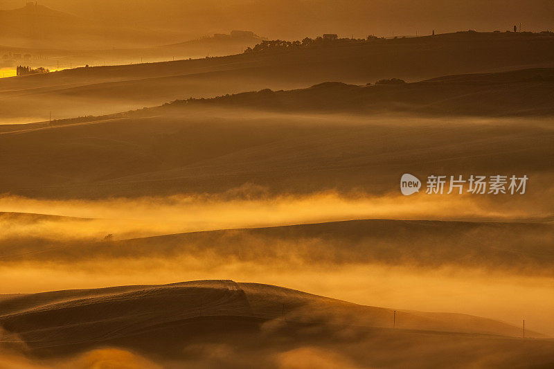 意大利托斯卡纳日出时的雾景