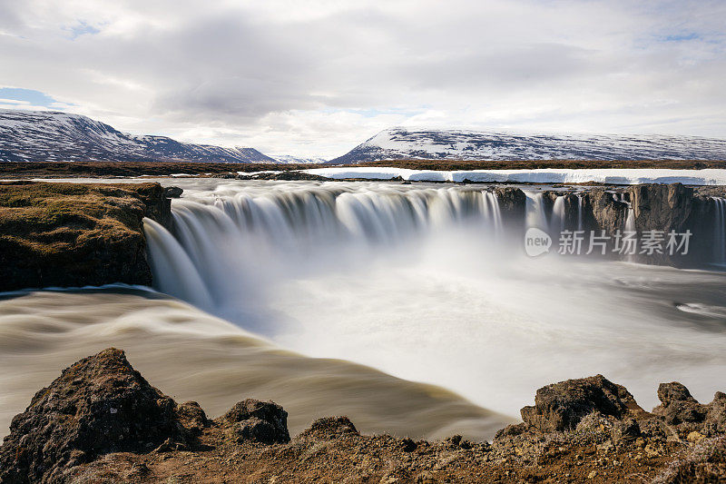 去了?这是冬天的一个瀑布，Skj?lfandaflj?t，冰岛，长期暴露