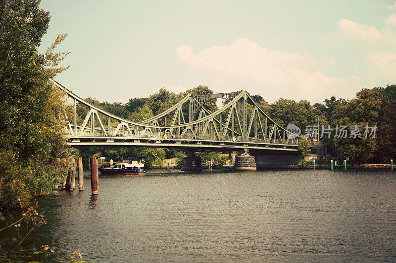 横跨德国哈维尔河的布鲁克桥