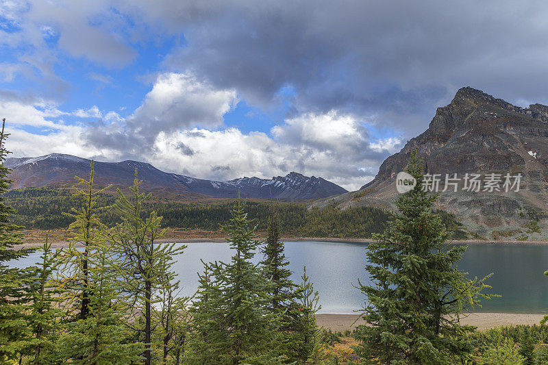 加拿大阿西尼博因山省公园的马戈克湖