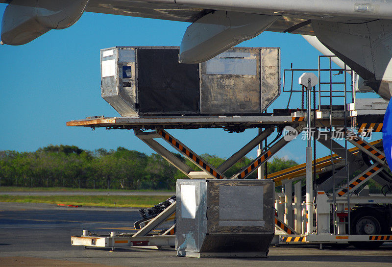 在飞机上装载货物-单元装载装置