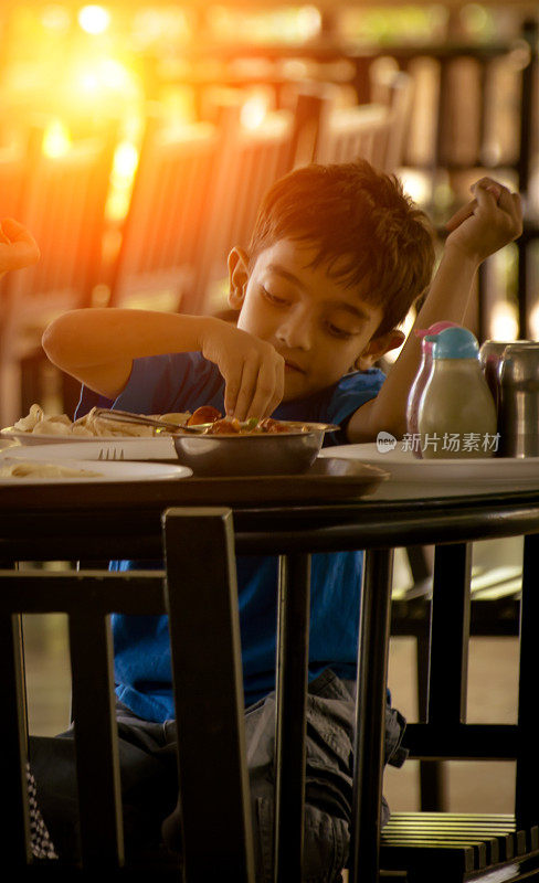 5岁聪明的印度男孩在喝汤
