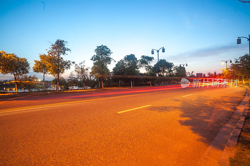 黄昏中的柏油路