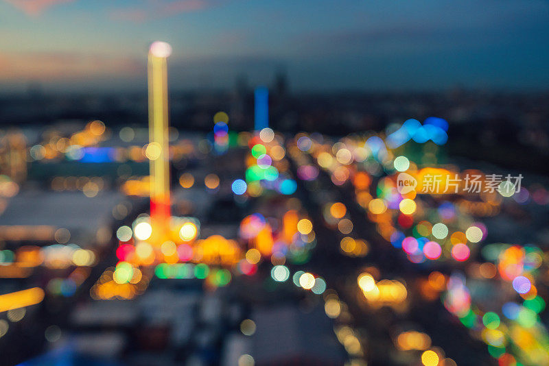 十月啤酒节晚上的散焦图像