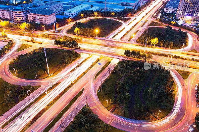 公路交汇处鸟瞰图，车辆很少