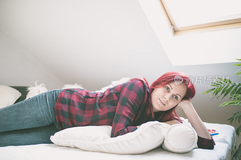 年轻女子躺在床上