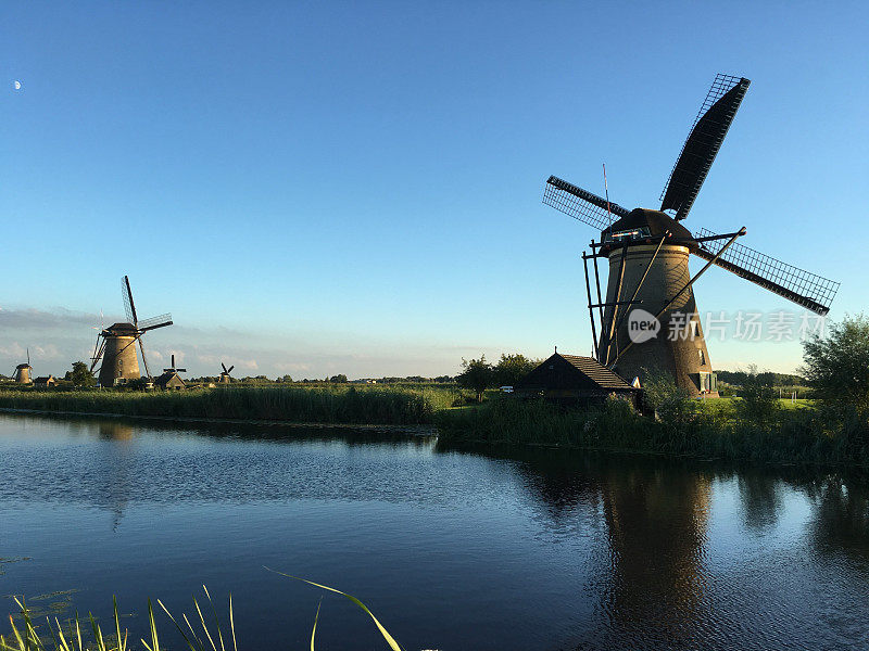 荷兰风车田运河日落，Kinderdijk荷兰